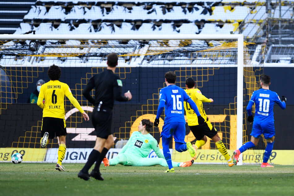 Die Antwort der TSG Hoffenheim: Munas Dabbur (r.) gleicht nach einem herrlichen Steckpass von Sebastian Rudy (3.v.r.) zum 1:1 aus.