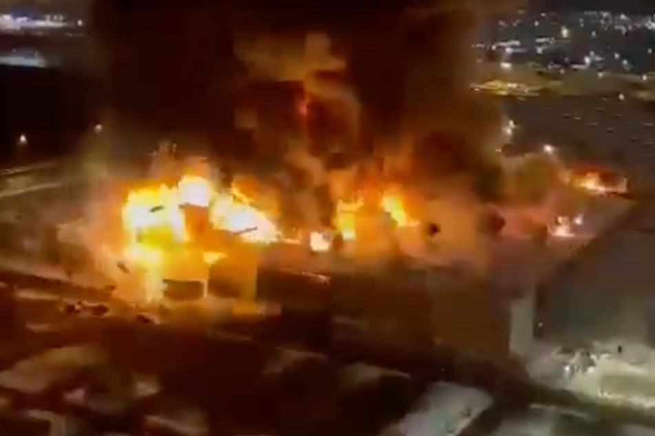Dann kommt es zu einer gigantischen Explosion. Das "Mega-Chimki"-Einkaufszentrum wird völlig zerstört.