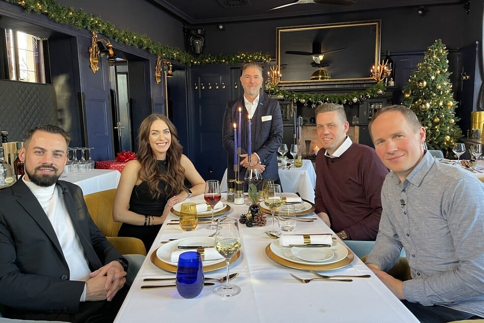 Die "Kobalt"-Folge wurde am Dienstag ausgestrahlt, v.l.: Alessandro Horrion (36, "La Mia Mamma"), Isabel Widmann (33, "Almrausch"), Gastgeber Clemens Lutz (54), Dennis Lebel (39, "Schwerelos") und Olaf Kranz (46, "Schmidt's").