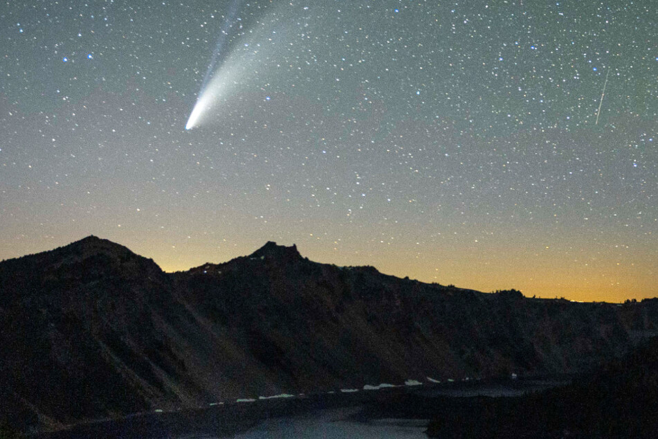 Alle 5000 bis 7000 Jahre kommt der Komet der Erde so nah, dass er mit bloßem Auge zu sehen ist.