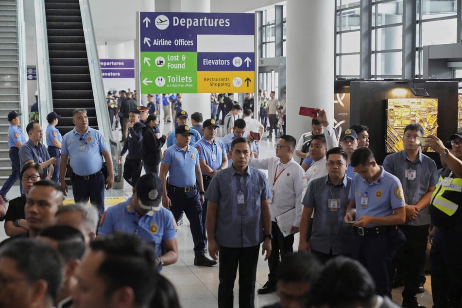 Zahlreiche Sicherheitskräfte waren am Flughafen von Manila im Einsatz, nachdem das Ex-Staatsoberhaupt weggebracht worden war.