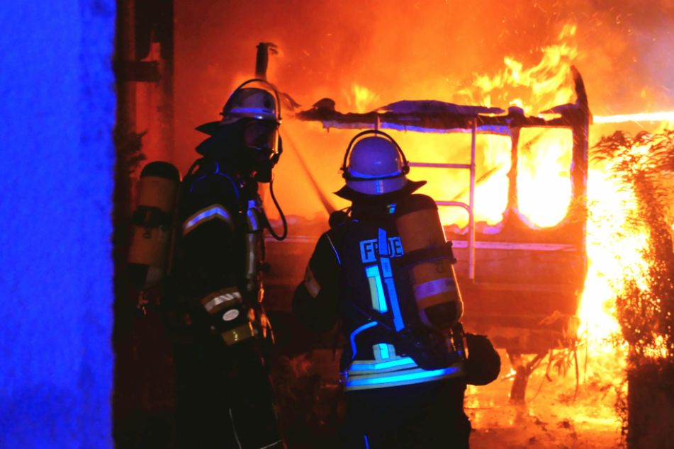 Wohnwagen steht lichterloh in Flammen: Feuer droht auf Haus überzugreifen