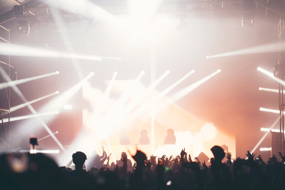 Pertubator und RJ Pasin sind als Support-Acts dabei.