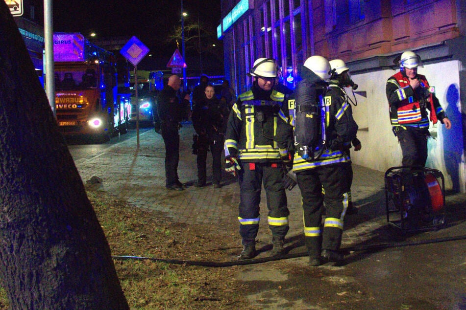 Brandstiftung oder technischer Defekt? 18 Menschen im Krankenhaus