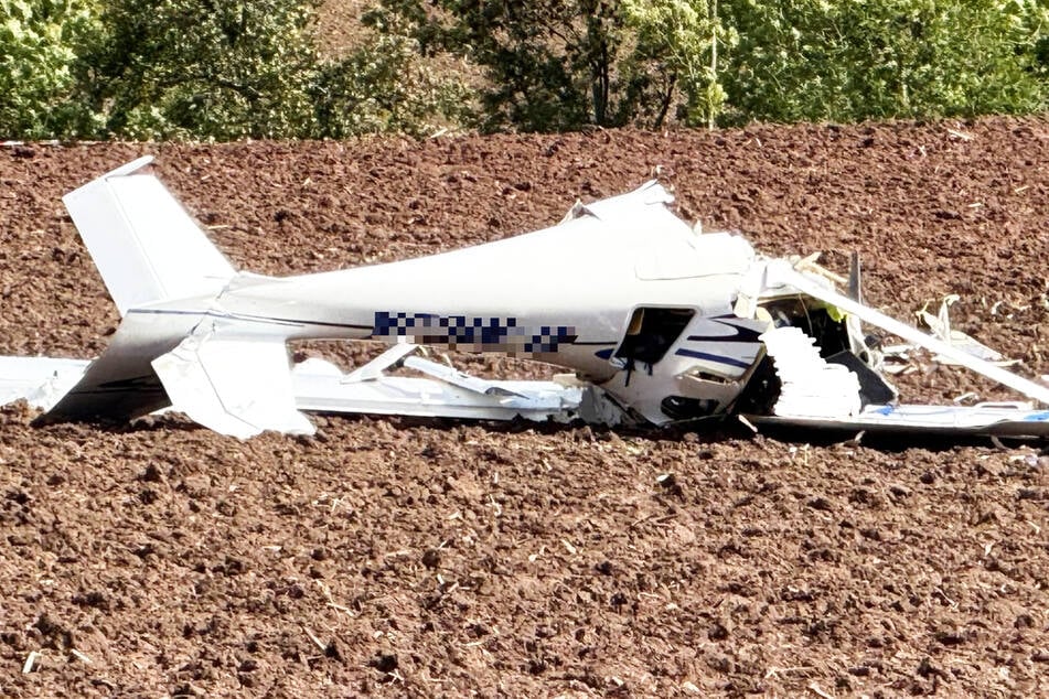 El avión quedó destruido en el accidente; aún no se dispone de información sobre la causa del siniestro.