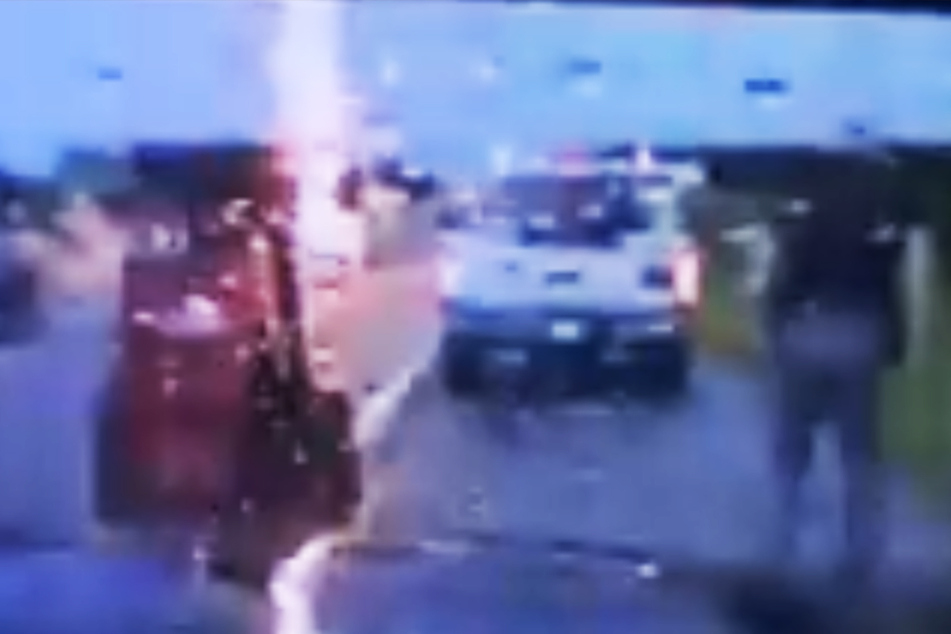 Der Blitz schlug nur wenige Meter vom Polizisten entfernt in die Autobahn 44 in Oklahoma ein.