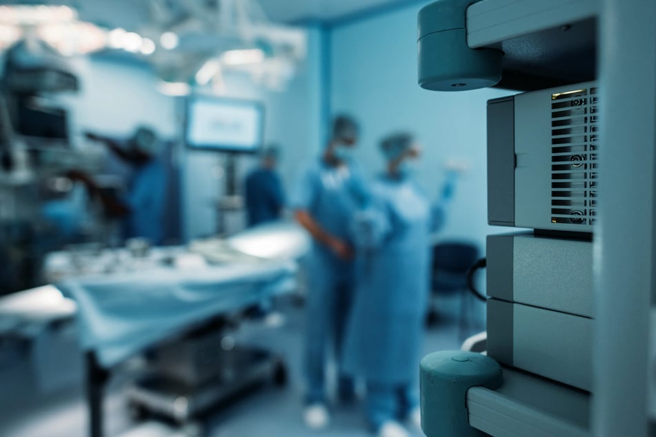 Als der 27-Jährige den OP-Saal nicht verlassen wollte, rief das Personal die Polizei. (Symbolbild)