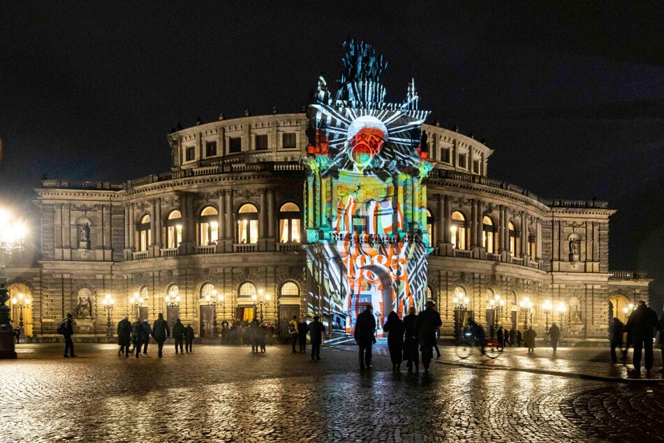 Der Eingangsbereich der Semperoper, farbig illuminiert.