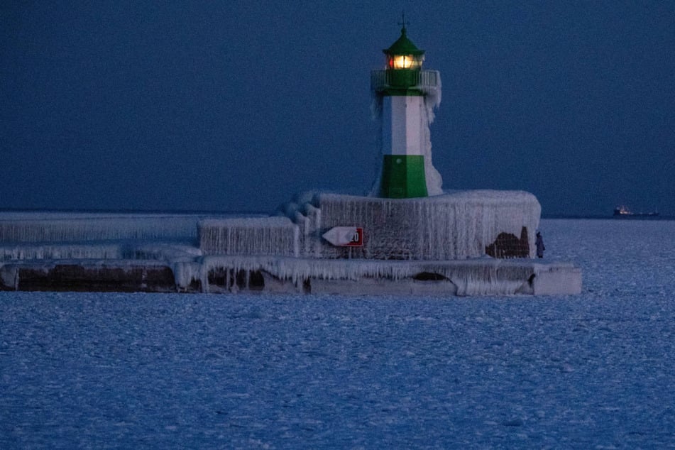 Aufgrund fehlender Orientierungspunkte dürfen Schiffe des Nachts in bestimmten Küstenbereichen nicht fahren.