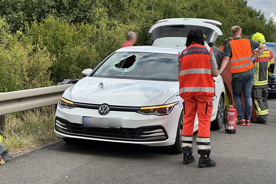 Ein Stahlteil flog durch die Windschutzscheibe des VW - der Einschlag hinterließ ein großes Loch und traf die Beifahrerin.