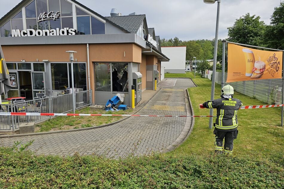 Die Fensterscheiben des Drive-in-Schalters sind zersprungen: Am Donnerstagmittag kam es zu einem Anschlag auf eine McDonald's-Filiale in Zwickau.