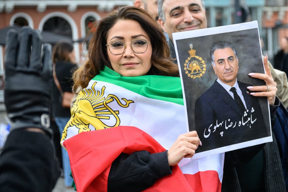 Eine Frau hält ein Porträt des letzten Schahs von Iran, Mohammad Reza Pahlavi (65), während einer Demo in Toulouse (Südwestfrankreich).
