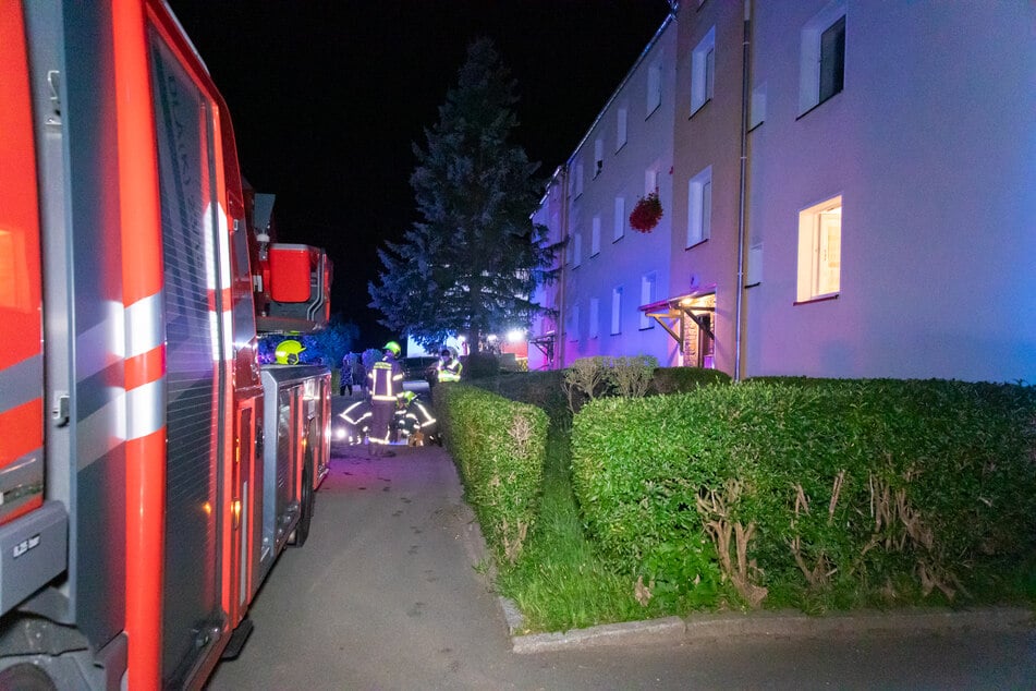 In diesem Wohnhaus in Ehrenfriedersdorf (Erzgebirge) brannte am Sonntagabend Essen an. Die Feuerwehr war vor Ort.