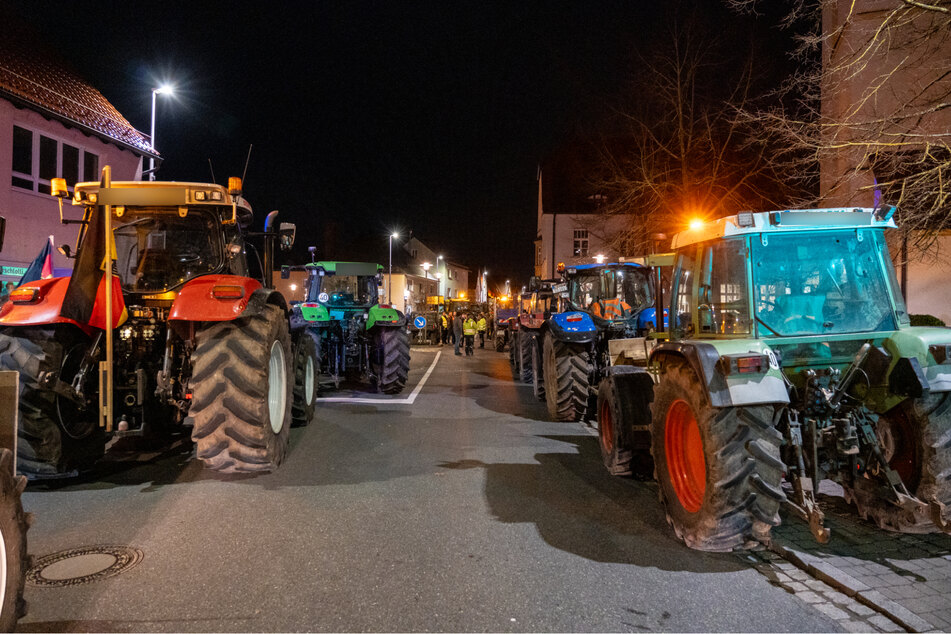 Über 60 Traktoren und Autos kamen zu der Protestaktion zusammen.