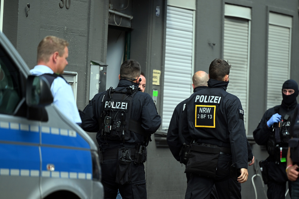 Razzia in Euskirchen: Polizei stellt Drogen, Waffen und Bargeld sicher