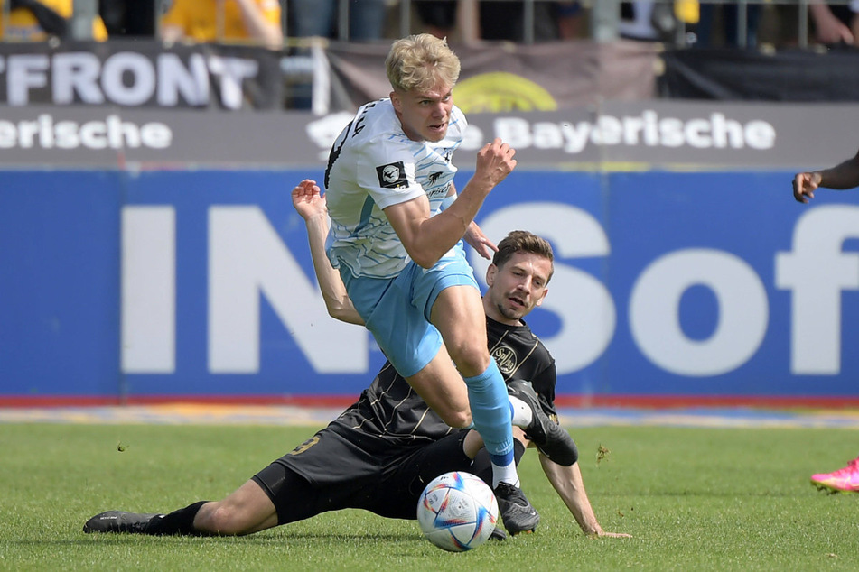 Leandro Morgalla (l.) geht für seinen TSV 1860 München in den Zweikampf gegen Alexander Nollenberger.