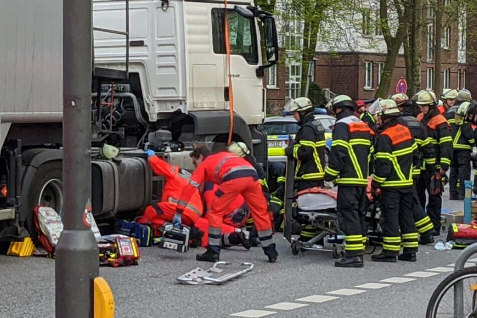 Der Laster erfasste die Radfahrerin und überfuhr sie. (Archivbild)