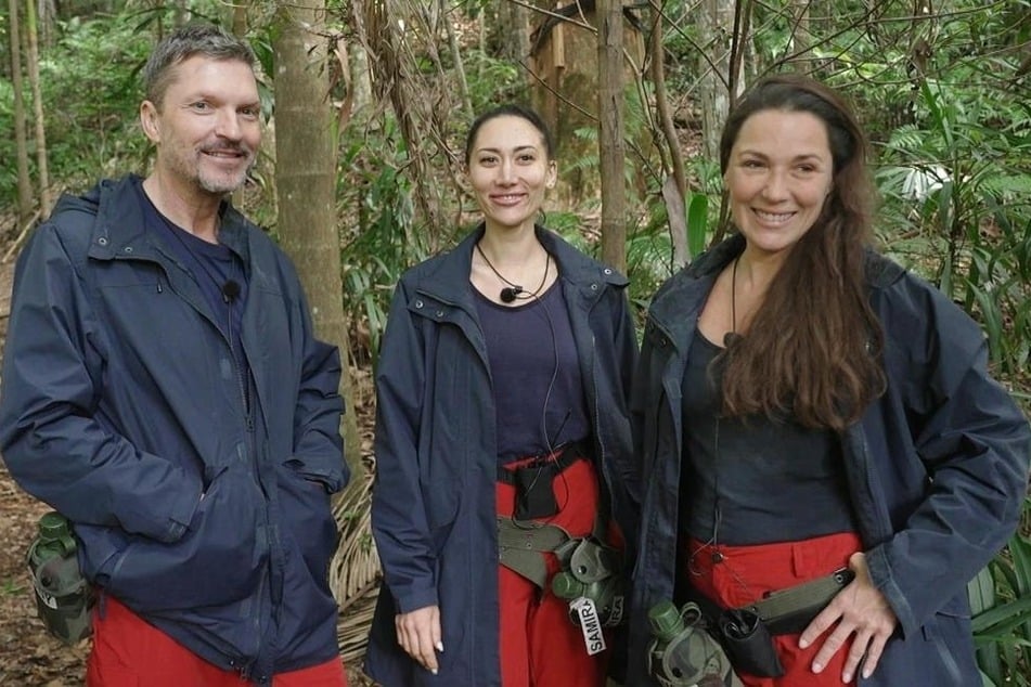 Überglücklich und stolz gingen Hardy Krüger Junior (57, l.), Samira Yavuz (32, m.) und Simone Ballack (49, r.) wieder ins Camp zurück.