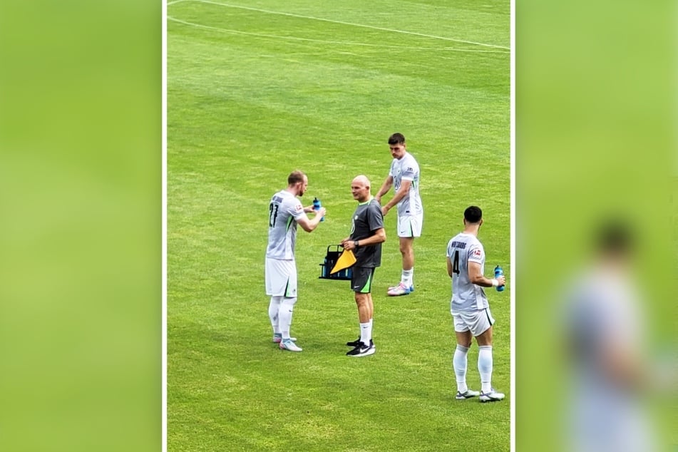 Zur Abkühlung: Wolfsburg-Akteur Maximilian Arnold (31) greift vor Anpfiff der Partie noch einmal zur Trinkflasche.