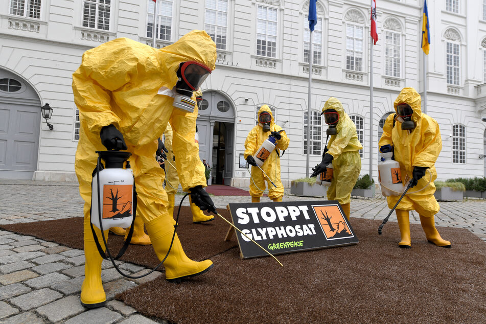 Auch die Umweltorganisation Greenpeace hat sich in den vergangenen Jahren immer wieder mittels Protestaktionen gegen Glyphosat ausgesprochen.