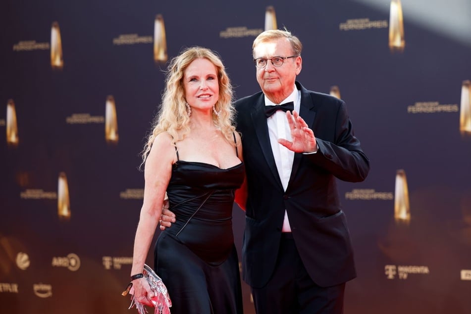 Die RTL-Moderatorin und ihr Gatte posieren bei der Verleihung des Deutschen Fernsehpreises 2025 auf dem roten Teppich. (Archivfoto)