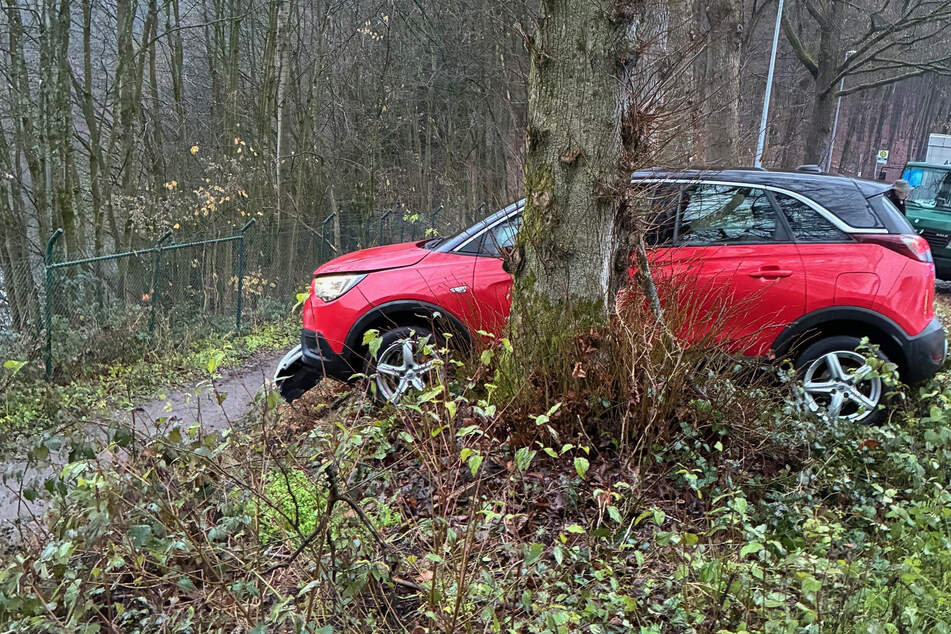 In Remscheid drohte ein Auto in einen Fluss zu stürzen.