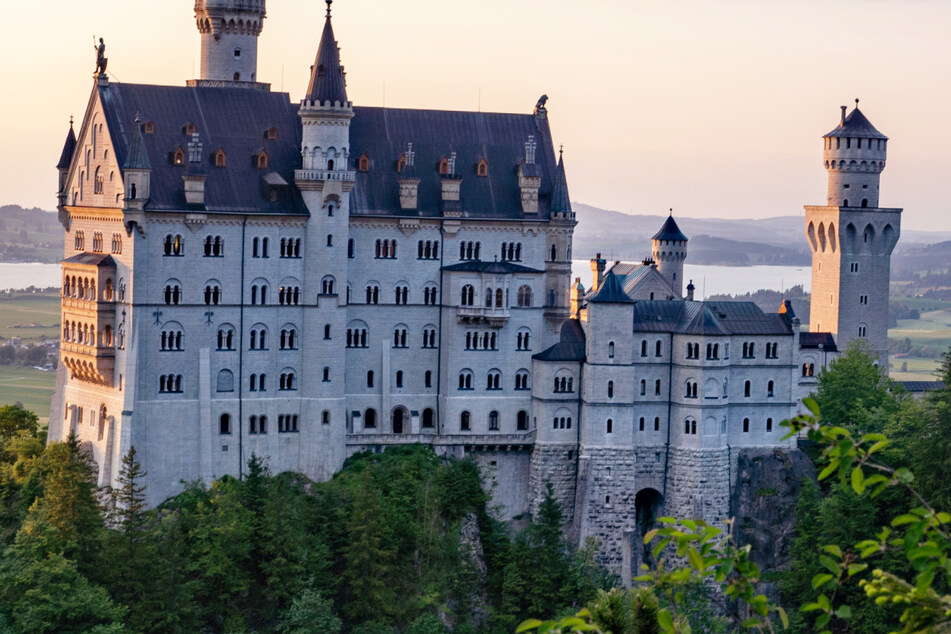 Bei dem folgenschweren Angriff auf zwei Frauen nahe dem Schloss Neuschwanstein ist in Bayern ein Opfer ums Leben gekommen.