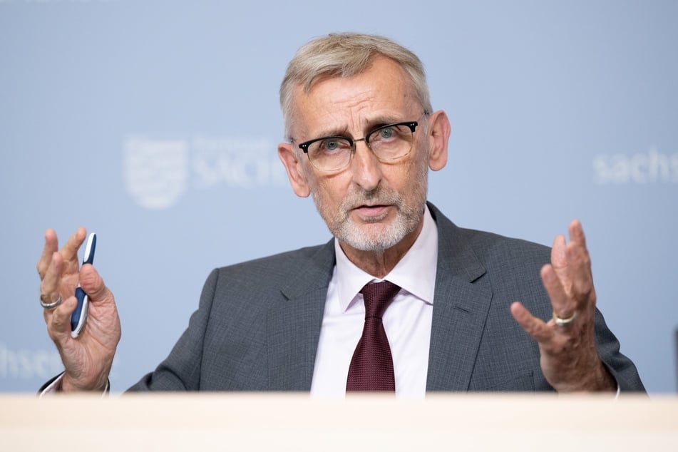 Sachsens Innenminister Armin Schuster (64, CDU) will in Sachen AfD-Verbot erst einmal noch abwarten. (Archivfoto)