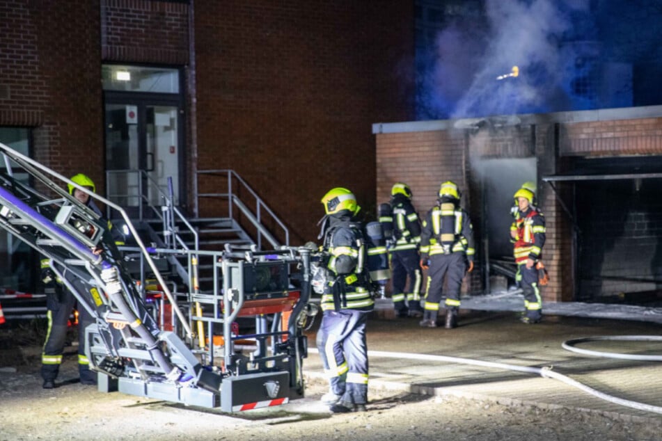 Rund 25 Einsatzkräfte waren auf der Hellersbergerstraße im Einsatz.