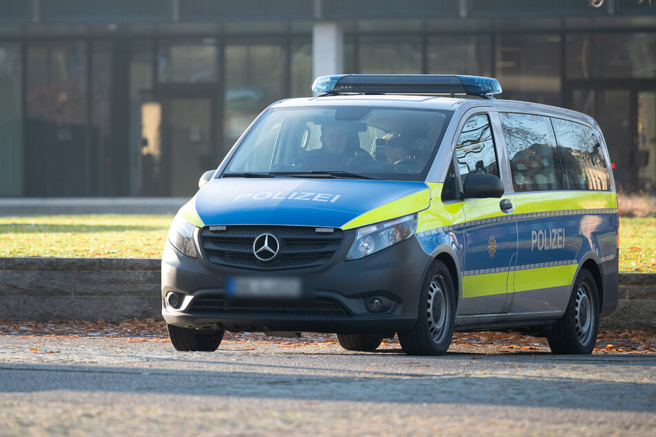 Bei der Überprüfung durch die Polizei fiel auf, dass der Gastwirt mit mehreren Personen feierte (Symbolfoto).