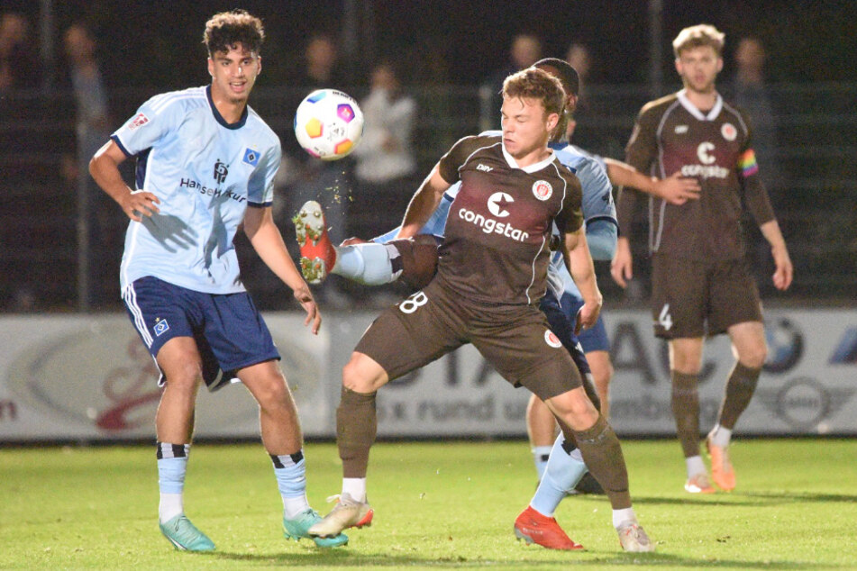 Die U21 des HSV hat das Regionalliga-Stadtderby gegen die U23 des FC St. Pauli am Samstagabend mit 1:0 für sich entschieden.