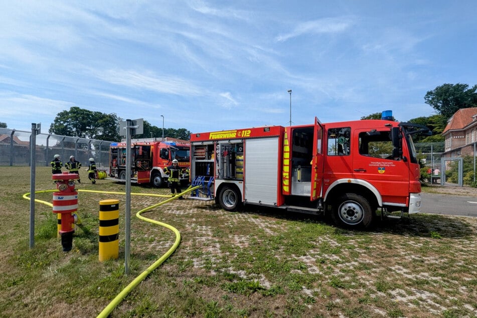 Insgesamt waren rund 50 Einsatzkräfte der Freiwilligen Feuerwehr Bedburg-Hau vor Ort.