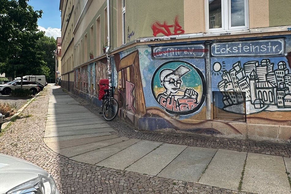 Die Ecksteinstraße ist nur wenige Meter entfernt vom Hildebrandspielplatz, wo es auch einen Bolzplatz gibt.