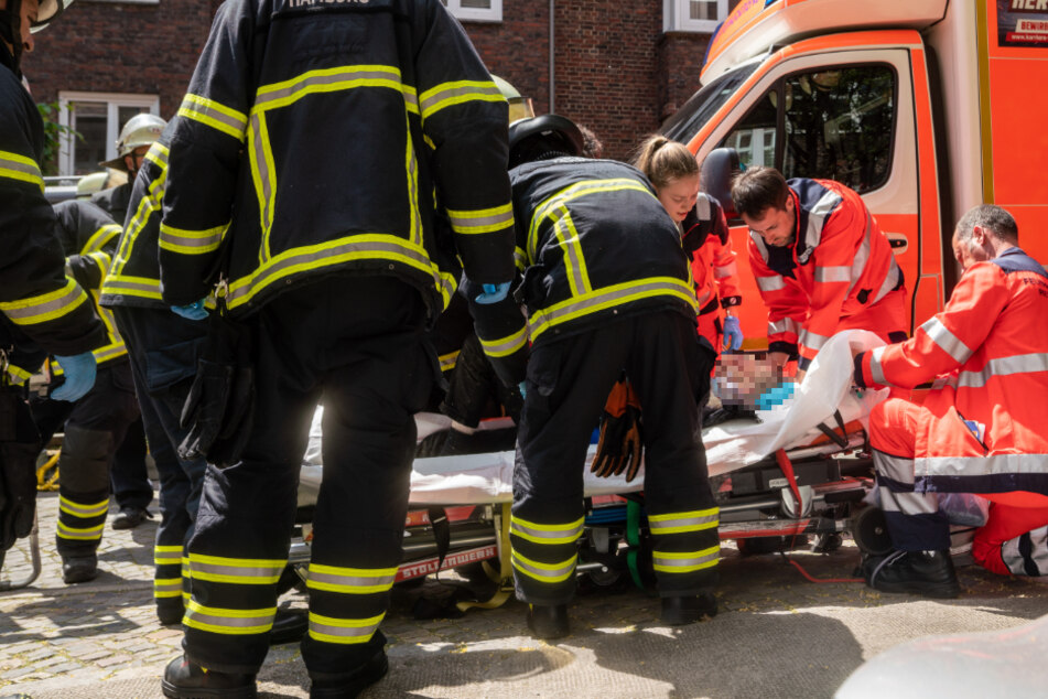 Bei einem Unfall in Hamburg wurde eine ältere Frau am Montag lebensbedrohlich verletzt.