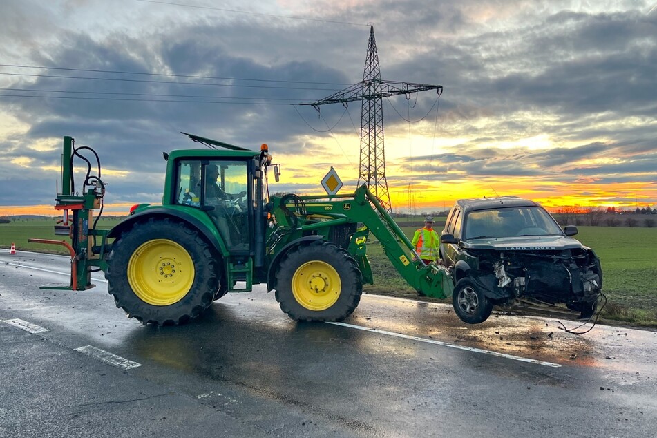 Ein Traktor hob eines der beiden Fahrzeuge an, damit es besser abgeschleppt werden konnte.