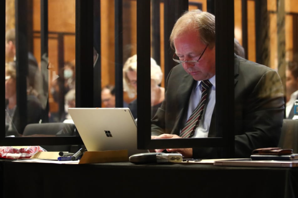 Dirk Nockemann (62) von der AFD sitzt im Plenarsaal an seinem Laptop.