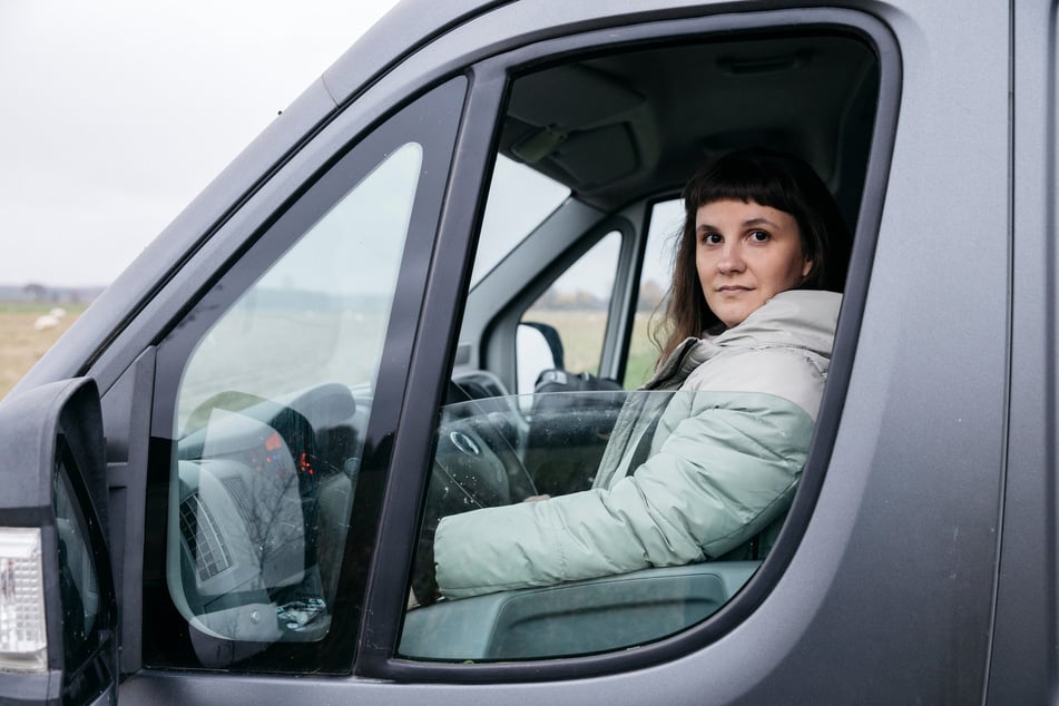 Peters und ihre Kolleginnen fahren mit einem umgebauten Bus dorthin, wo die Frauen sie hinbestellen.