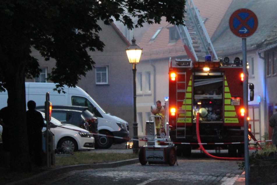 Feuerwehreinsatz in Wurzen: Dachstuhl brennt, Glutnester flammen immer wieder auf