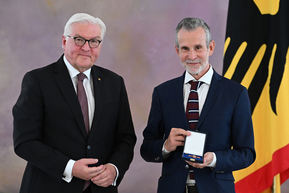 Darsteller Ulrich Matthes (62, r.) erhielt das Verdienstkreuz von Bundespräsident Frank-Walter Steinmeier (66, SPD, l.).