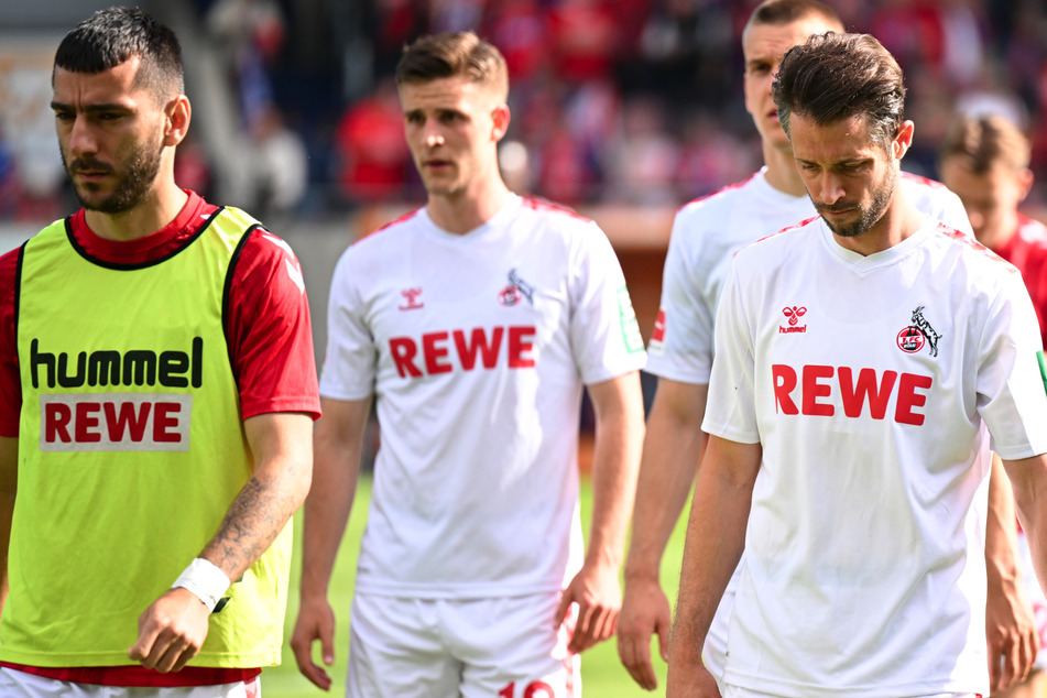Enttäuschung pur in einem Bild: Die Kölner Spieler um Mark Uth (32, rechts) nach der entscheidenden 1:4-Niederlage am Samstag in Heidenheim.
