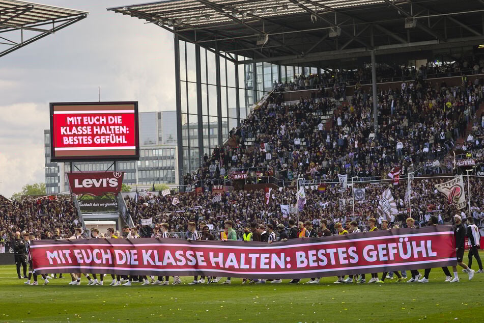 Nach dem letzten Heimspiel stieg am Samstagabend eine große Klassenerhaltsparty am Millerntor.