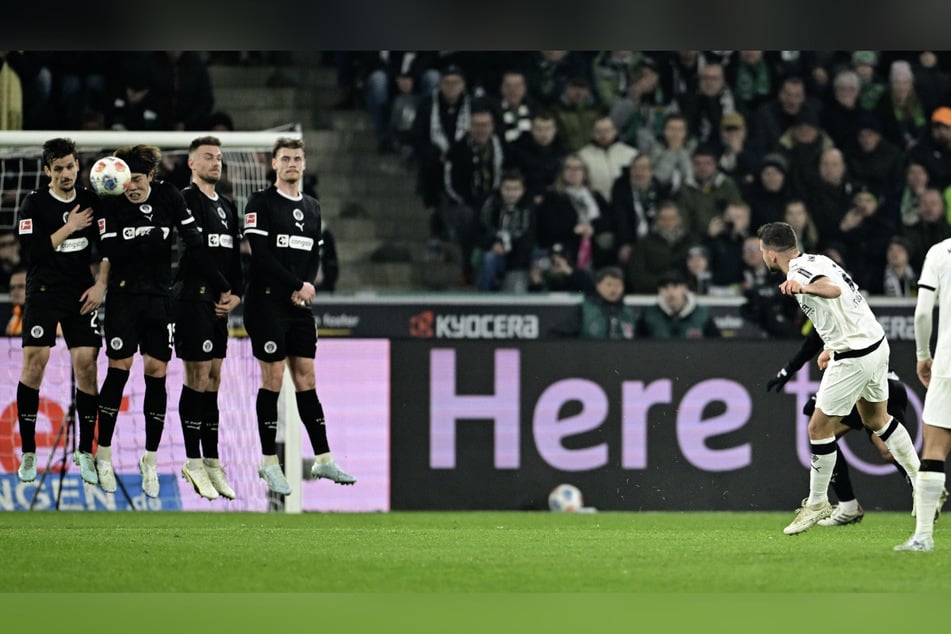 Gladbachs Kevin Stöger knallte den Freistoß aus gut 25 Metern in den Winkel - ein absolutes Traumtor.