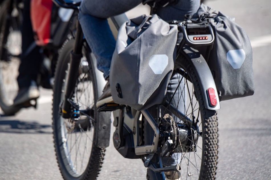 Radfahrer kracht in aussteigende Frauen: Danach macht er sich aus dem Staub