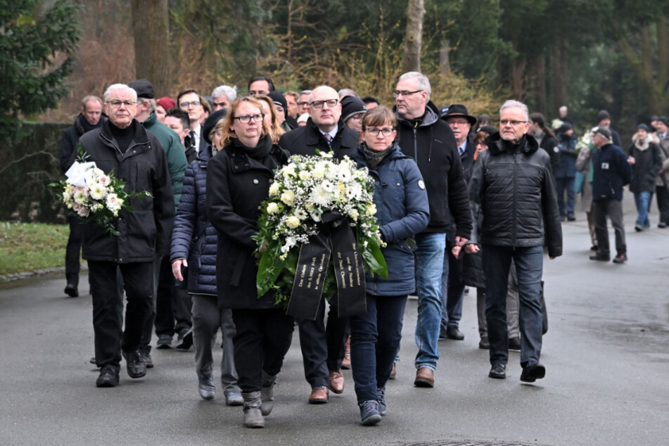 Der Chemnitzer Friedenstag begann traditionell mit der Kranzniederlegung am Mahnmal auf dem Zentralfriedhof.