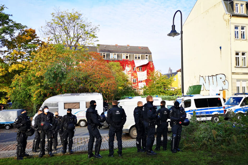 In voller Montur wollen Einsatzkräfte die Besetzer aus dem Haus holen.