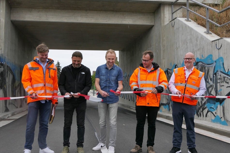 Grimmas Oberbürgermeister Tino Kießig (2.v.r.) und Tiefbauamtsleiter Jörg Böttger (M.) mit Vertretern des Ingenieurbüros Klemm &amp; Hensen bei der feierlichen Eröffnung.