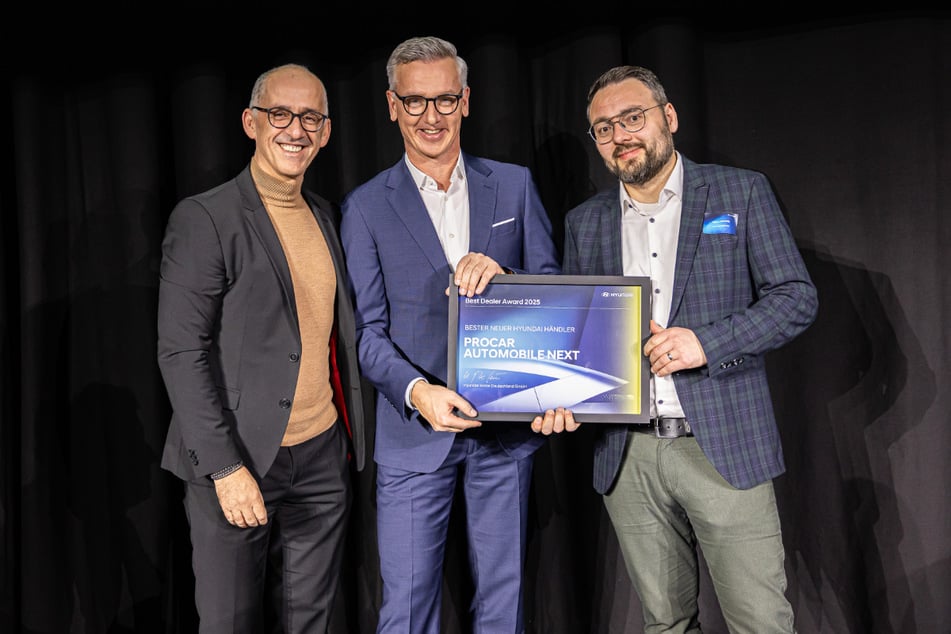 Robert Grgic (r.) und Nico Laskaridis (l.) nahmen die Auszeichnung zum besten neuen Hyundai Händler 2025 freudig entgegen. Ulrich Mechau (m.), President und CEO der Hyundai Motor Deutschland GmbH übergab den Award persönlich.