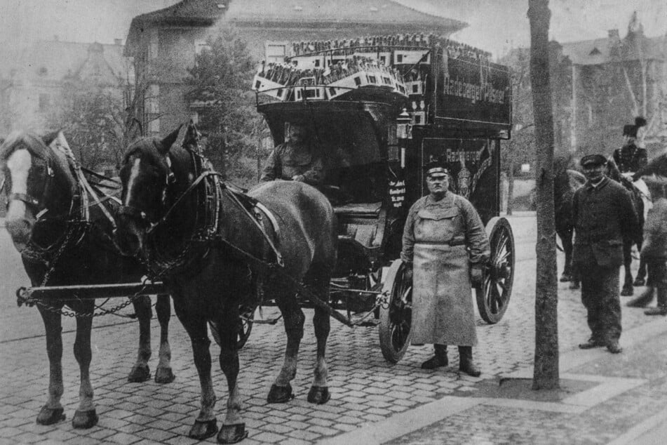 Die historische Aufnahme zeigt die Anfänge der Societätsbrauerei - der Bierkutscher und seine Brauereipferde lieferten das Bier aus.