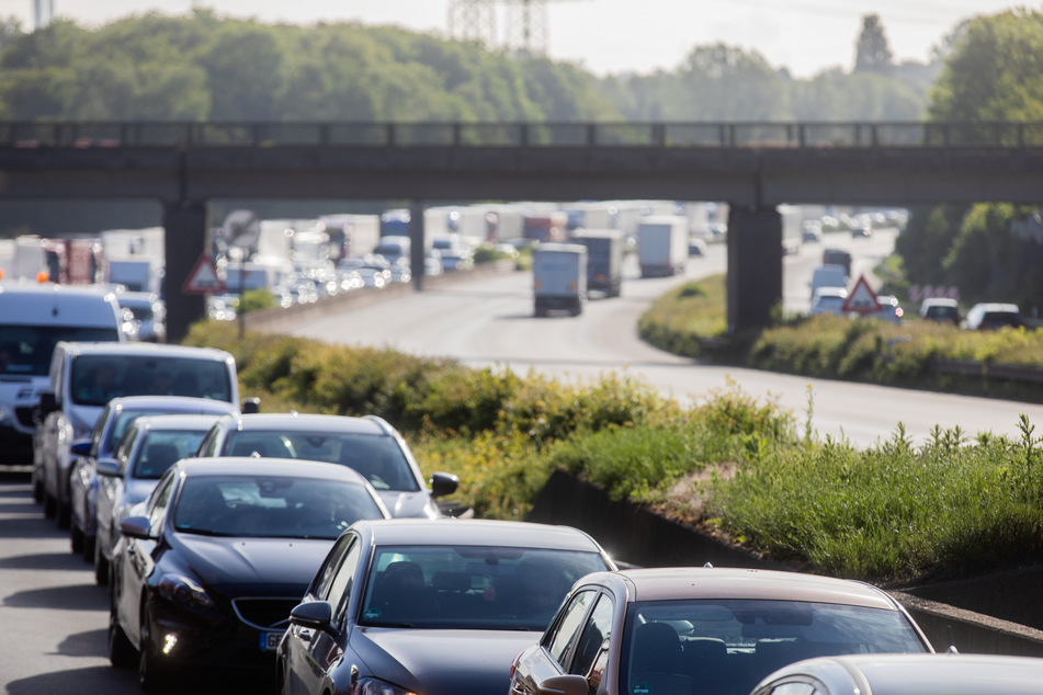 Der Verkehr wird einspurig an der Unfallstelle vorbeigeführt (Symbolbild).
