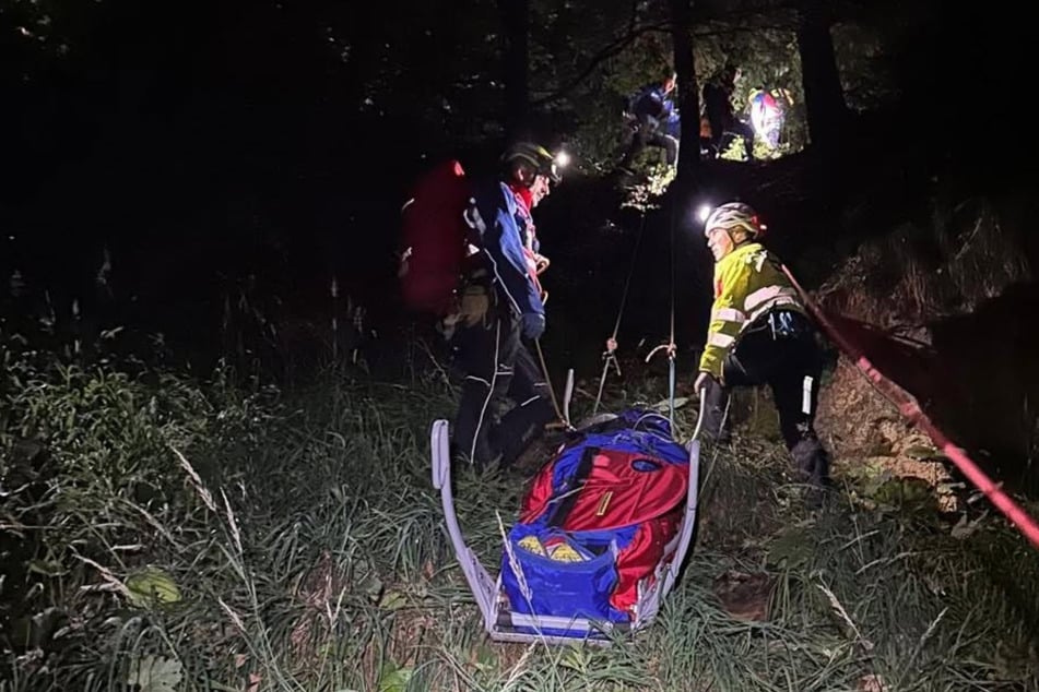 Die Bergwacht musste den Verletzten schonend aus dem steilen Gelände bergen.